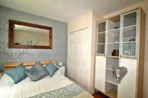 Large Balcony Apartment - Town & Racecourse -2 Bed
